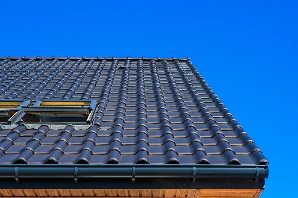 vertical-low-angle-closeup-shot-black-roof-building-min